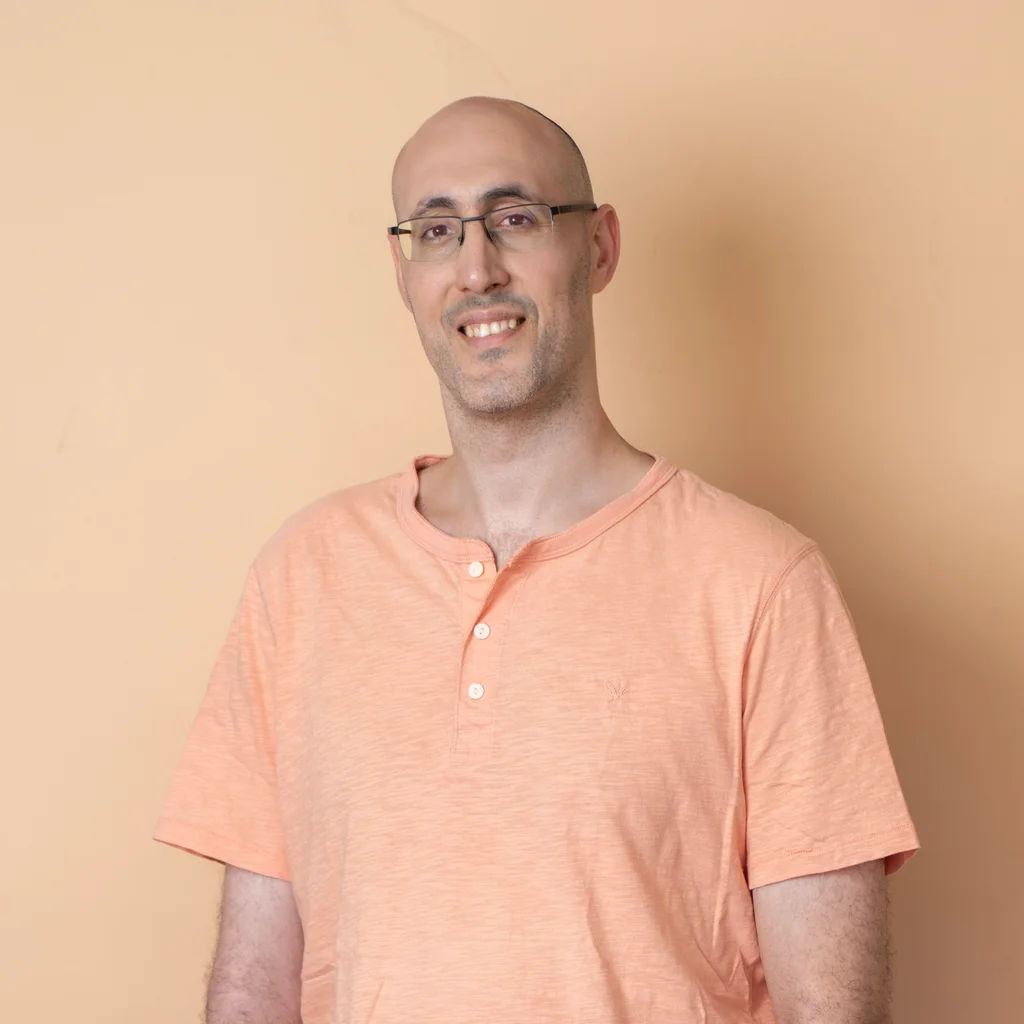 עומר טייכר, טכנאי ומדריך מחשבים